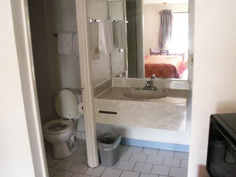 Combined shower/tub, hair dryer, towels