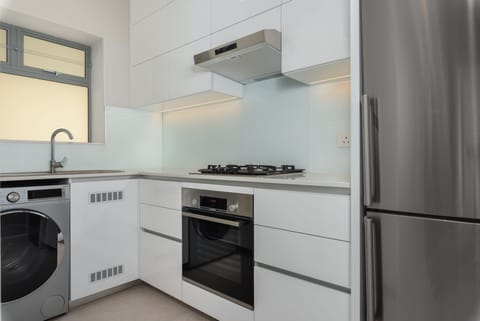 City Apartment | Private kitchen | Fridge, microwave, oven, stovetop