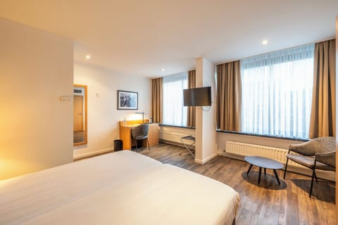 Basic Double Room | In-room safe, desk, laptop workspace, blackout drapes