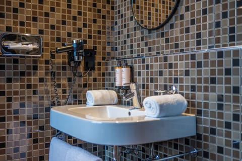 Deluxe Double Room | Bathroom | Free toiletries, hair dryer, towels, soap