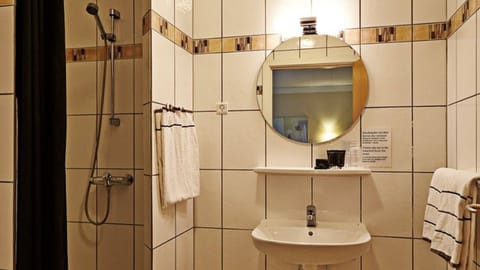 Comfort Room | Bathroom | Shower, hair dryer, towels