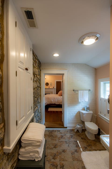 Room, 1 Queen Bed | Bathroom | Deep soaking tub, designer toiletries, hair dryer, bathrobes