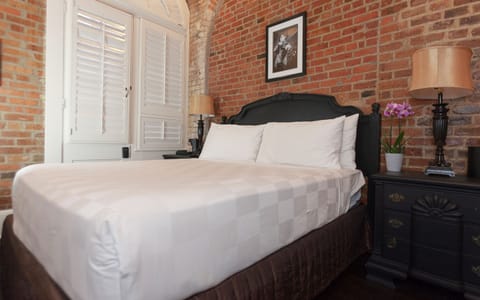 Standard Room, 1 Double Bed, Non Smoking | Premium bedding, down comforters, pillowtop beds, in-room safe