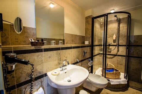 Grand Suite | Bathroom | Free toiletries, hair dryer, bathrobes, towels