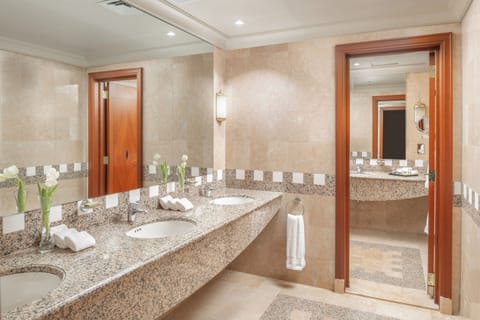 Presidential Room, Ensuite | Bathroom | Combined shower/tub, hair dryer, slippers, towels