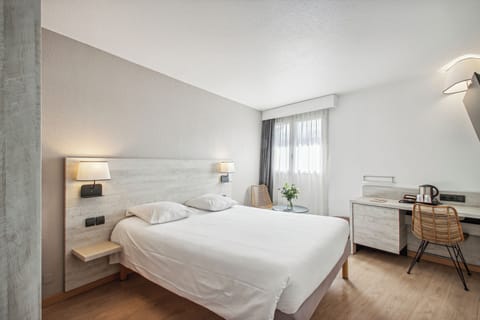 Standard Room, 1 Queen Bed, Garden View | Premium bedding, in-room safe, desk, soundproofing