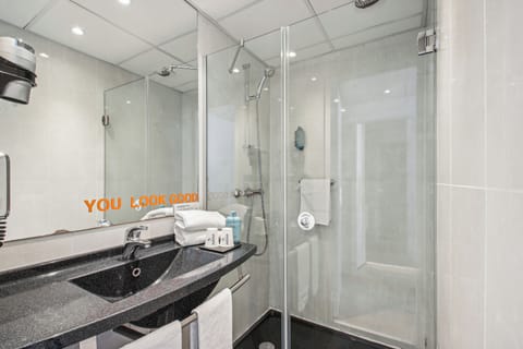 Standard Room, 1 Queen Bed, Garden View | Bathroom | Shower, free toiletries, hair dryer, towels