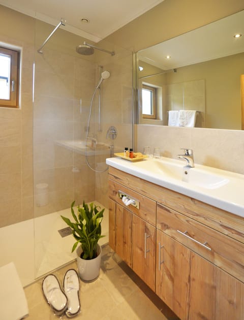 Doppelzimmer Deluxe Rosshütte | Bathroom | Hair dryer, towels