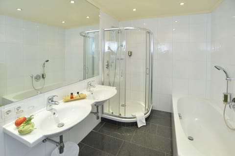 Suite | Bathroom | Hair dryer, towels