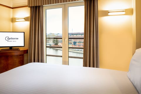 Standard Room (Waterfront Family KingBed + SingleBed) | In-room safe, desk, laptop workspace, soundproofing