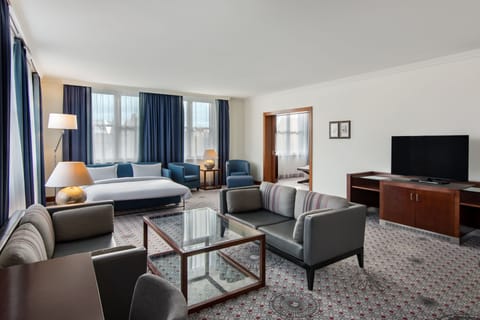 Executive Suite | Minibar, in-room safe, desk, blackout drapes