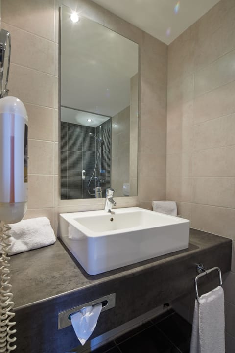 Superior Room, 1 King Bed | Bathroom | Eco-friendly toiletries, hair dryer, towels