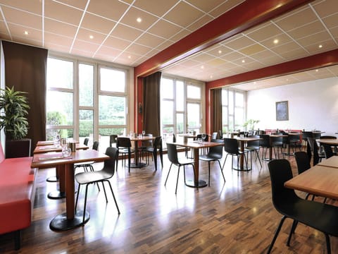 Breakfast, lunch and dinner served