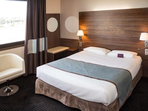 Minibar, desk, blackout drapes, soundproofing