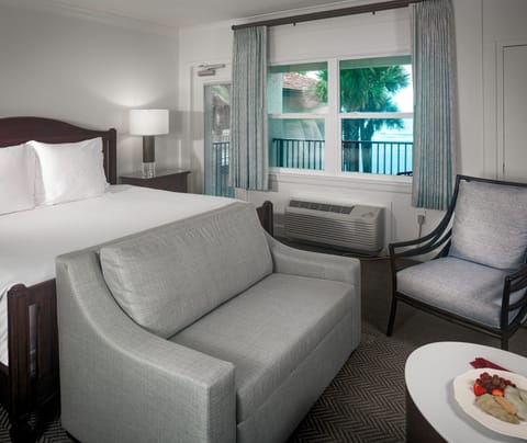 Standard Room, 1 King Bed, Partial Ocean View | Premium bedding, minibar, in-room safe, desk