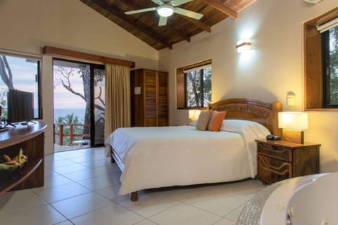 Tropical Suite - Jacuzzi | Down comforters, minibar, in-room safe, desk