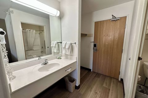 Combined shower/tub, free toiletries, hair dryer, towels