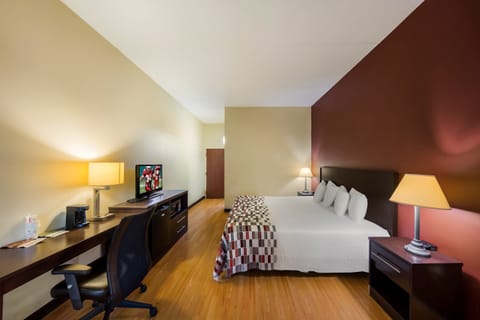 Superior Room, 1 King Bed, Non Smoking | Desk, laptop workspace, blackout drapes, iron/ironing board