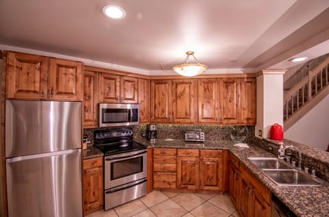 Standard Room, Multiple Beds | Private kitchen | Fridge, microwave, stovetop, dishwasher