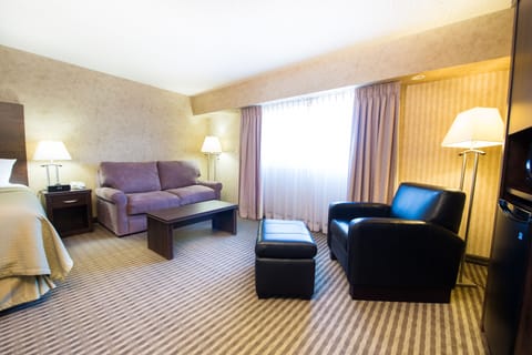 Executive Suite (King) | Living area | 42-inch LCD TV with cable channels, TV