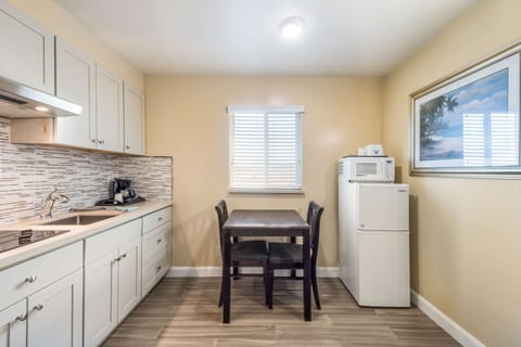 2 Queen Beds Kitchenette NS | Private kitchen | Fridge, microwave, coffee/tea maker, reusable coffee/tea filters