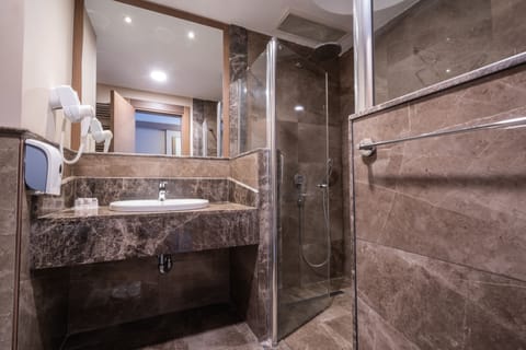 Standard Room (Winter Section) | Bathroom | Free toiletries, hair dryer, towels