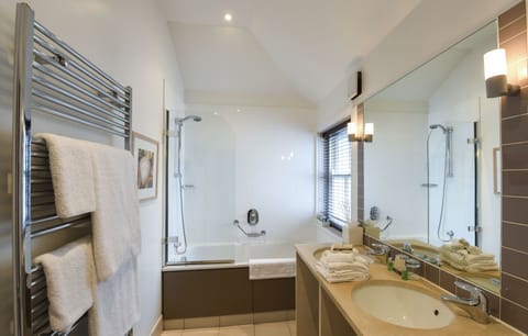 Executive Suite | Bathroom | Combined shower/tub, free toiletries, hair dryer, bathrobes