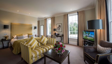 Executive Suite | In-room safe, desk, iron/ironing board, free WiFi