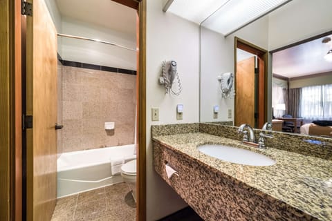 Standard Room, 1 King Bed, Non Smoking | Bathroom | Combined shower/tub, hair dryer, towels