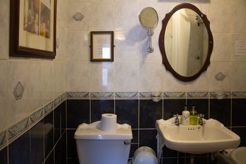 Standard Double Room | Bathroom | Towels