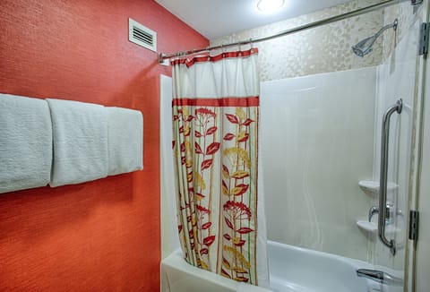 Combined shower/tub, free toiletries, hair dryer, towels