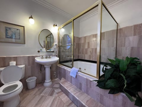 Deluxe Queen | Bathroom | Combined shower/tub, jetted tub, free toiletries, hair dryer