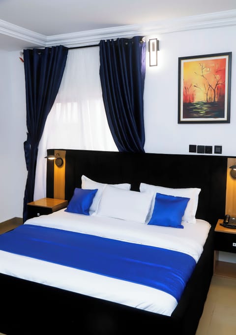 Royal Room | Desk, blackout drapes, free WiFi, bed sheets