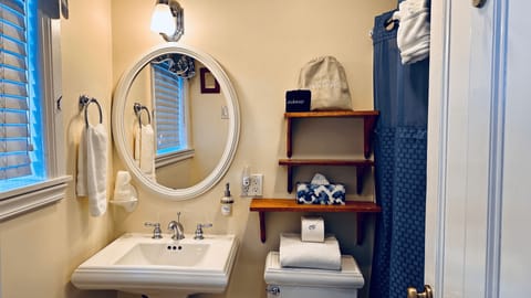 Standard Room, 1 King Bed, Kitchenette | Bathroom | Free toiletries, hair dryer, towels, soap