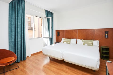 Standard Twin Room | In-room safe, desk, iron/ironing board, free WiFi