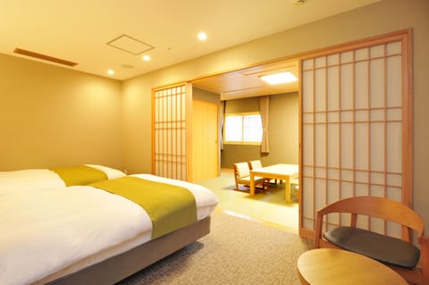 Traditional Twin Room (2 bed + Futon) for Japanese Cuisine | Desk, free WiFi, bed sheets