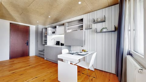 Deluxe Studio | In-room dining