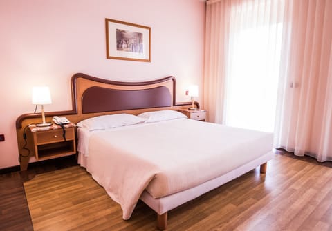 Premium bedding, down comforters, minibar, in-room safe