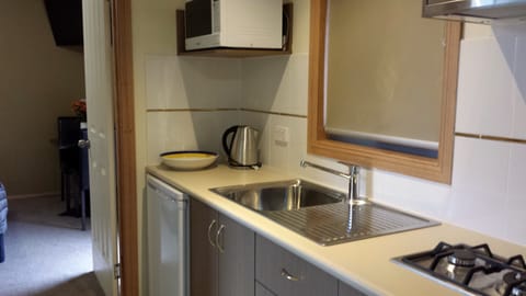 Family Cabin (2) | Private kitchen | Fridge, microwave, coffee/tea maker, electric kettle