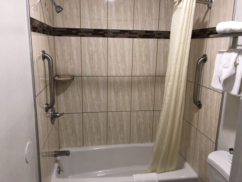 Combined shower/tub, eco-friendly toiletries, towels