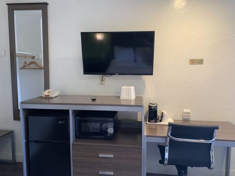 Deluxe Room, 1 Queen Bed, Accessible, Non Smoking | Desk, iron/ironing board, free WiFi, wheelchair access