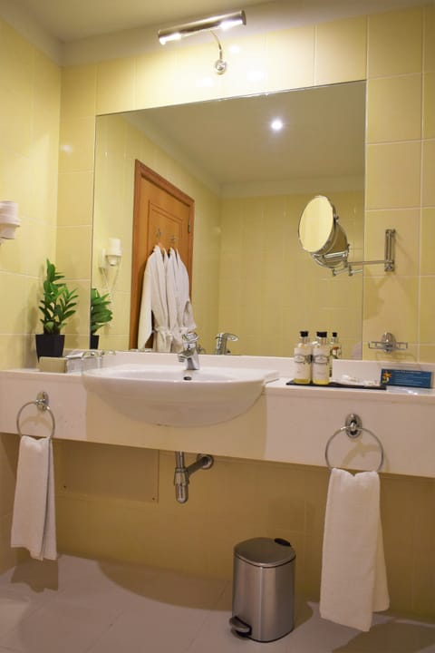 Combined shower/tub, free toiletries, hair dryer, bathrobes