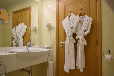 Combined shower/tub, free toiletries, hair dryer, bathrobes