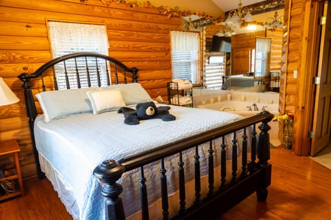 The Mountain View Cottage 2 BedRm 2 Bath | Egyptian cotton sheets, premium bedding, memory foam beds