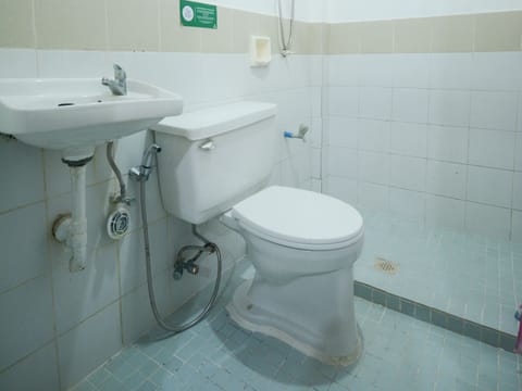 Deluxe Aircon | Bathroom | Shower, bidet, towels