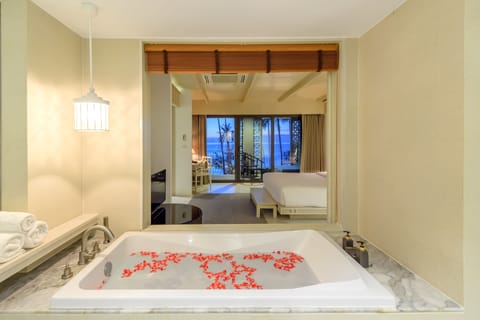 Beachfront Suite | Jetted tub