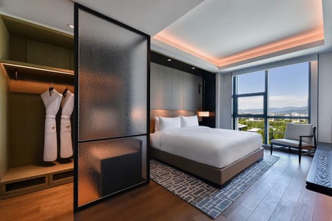 Premium bedding, minibar, in-room safe, desk