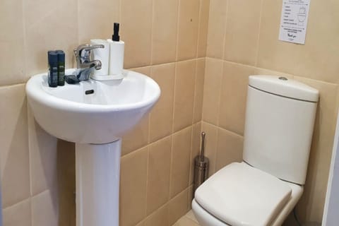 City Studio | Bathroom | Shower, free toiletries, hair dryer, towels