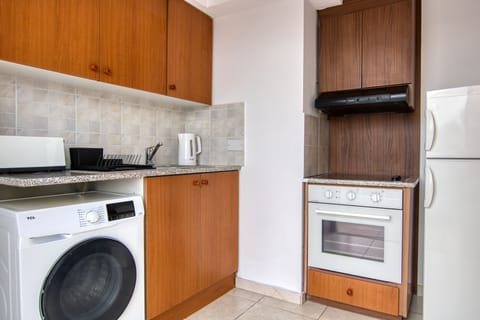 City Studio | Private kitchen | Mini-fridge, oven, stovetop, electric kettle