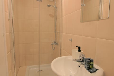 City Studio | Bathroom | Shower, free toiletries, hair dryer, towels